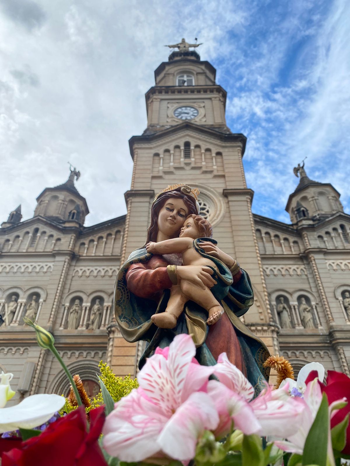 Imagem de Nossa Senhora da Saúde, ao fundo o Santuário de São Fra